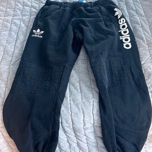Adidas looses sweatpants